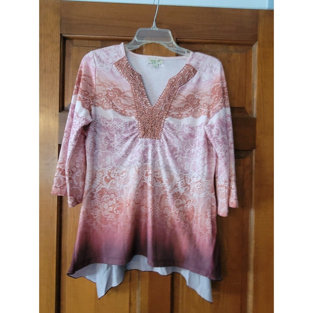Womens Petite Medium One World Top
